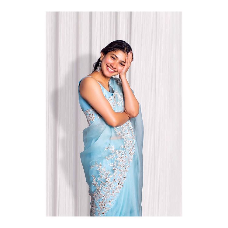 Jhumka To Bindi: Sai Pallavi's Ethnic Sarees 782960