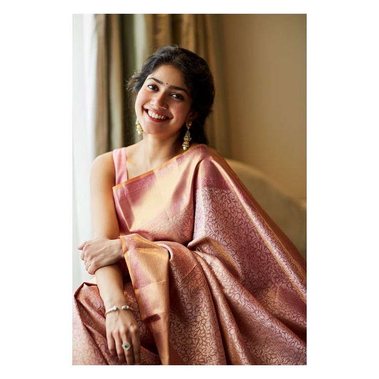 Jhumka To Bindi: Sai Pallavi's Ethnic Sarees 782950