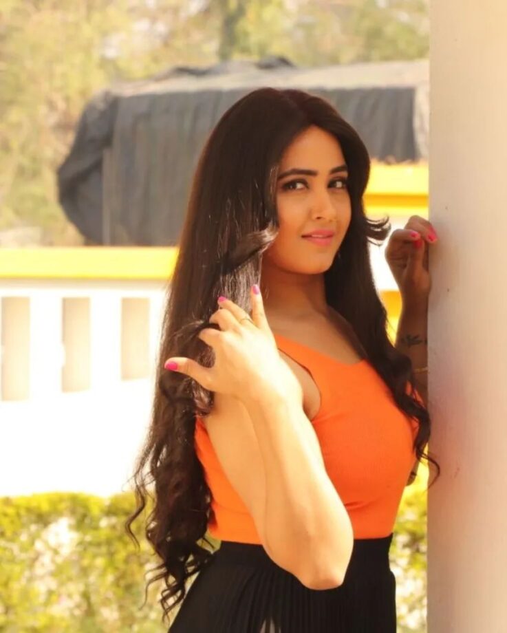 Kajal Raghwani shines bright in orange tank top and black skirt, see pics - 5