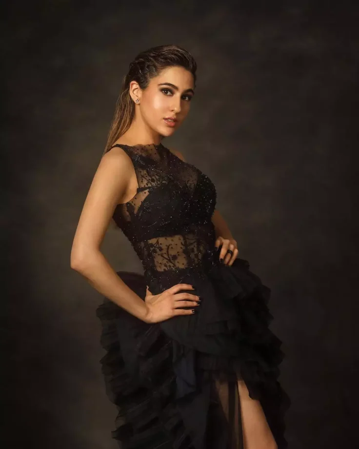 Kiara Advani, Deepika Padukone, And Others Ravishing Actresses In Black Gowns 783151