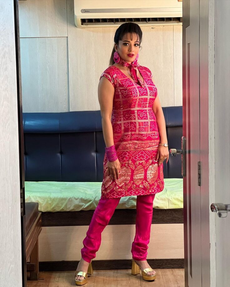 Monalisa gives retro vibes in bandhani print pink dress, check photos - 1