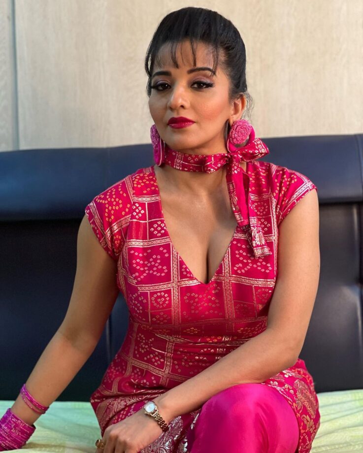 Monalisa gives retro vibes in bandhani print pink dress, check photos - 2