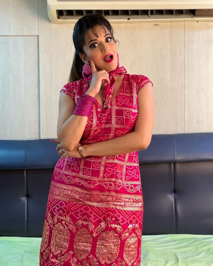 Monalisa gives retro vibes in bandhani print pink dress, check photos - 4