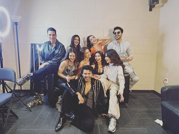 Mouni Roy, Disha Patani, Akshay Kumar, Nora Fatehi, Sonam Bajwa and gang go wild at Dallas, Texas, see epic group pic 782659