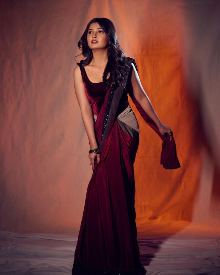 Prajakta Mali exudes elegance in a classy black and maroon saree, see photos - 2