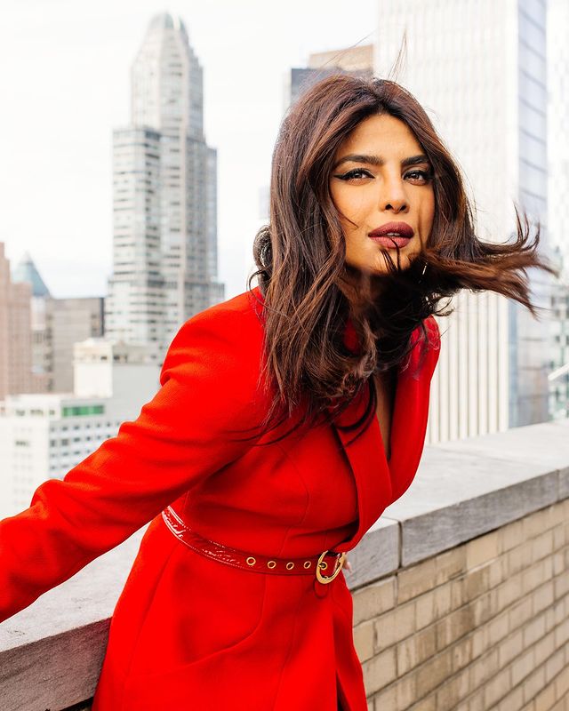 Priyanka Chopra in extravagant red, see pics 780004