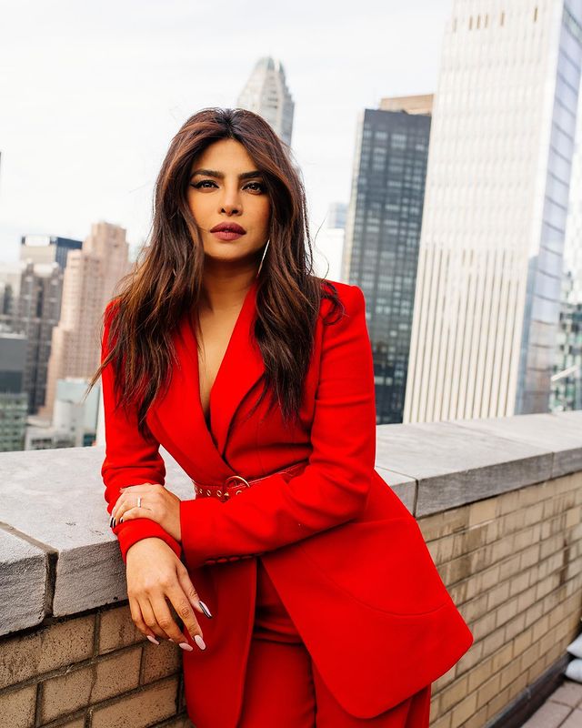 Priyanka Chopra in extravagant red, see pics 780006