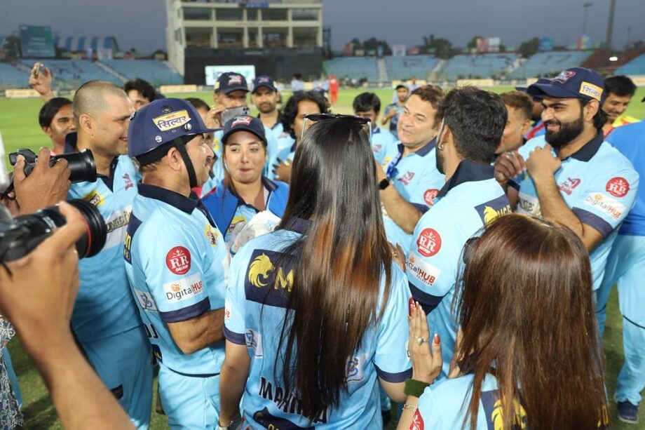 Rani Chatterjee attends Celebrity Cricket League, shares photos with Bhojpuri Dabanggs - 2