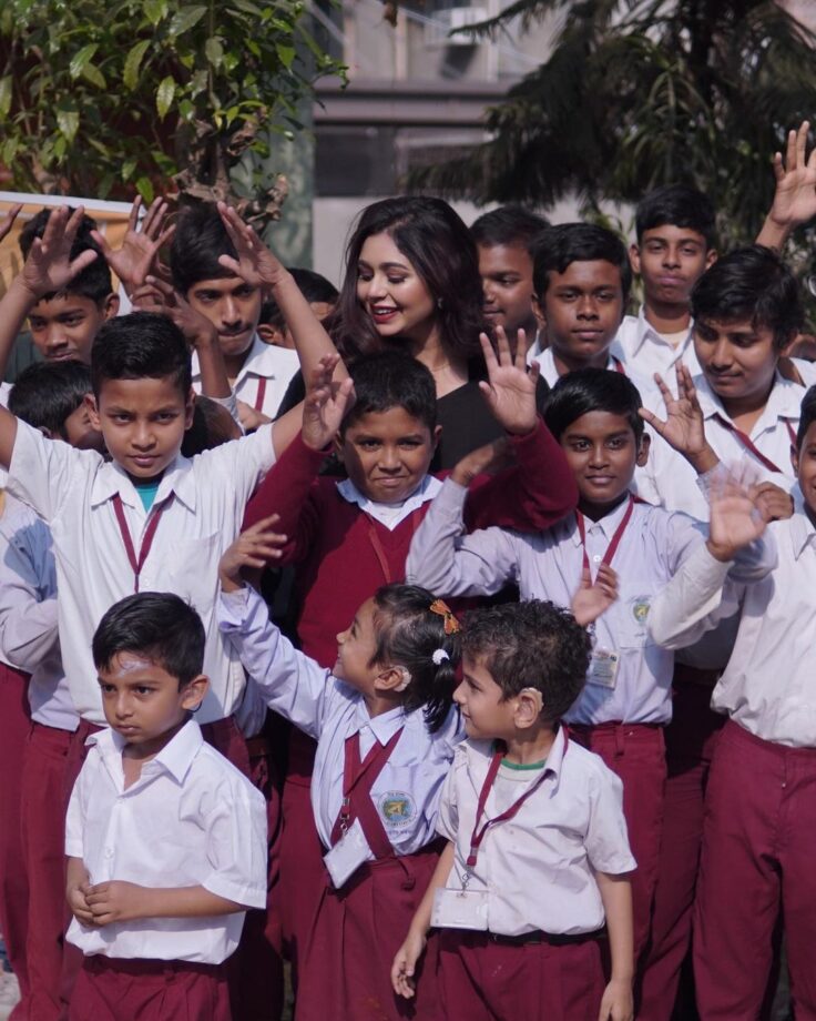 Ritabhari Chakraborty showers happiness on students from the school for deaf, check photos - 6