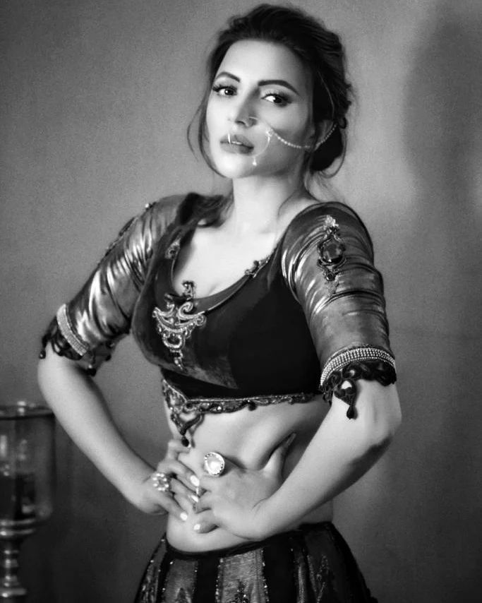 Shama Sikander Turns Up Monochrome Heat In A Traditional Attire 782482