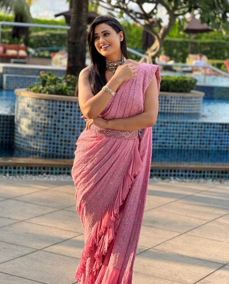 Shweta Tiwari rolls back clock in stunning pink belted shimmery saree, we are crushing 792292