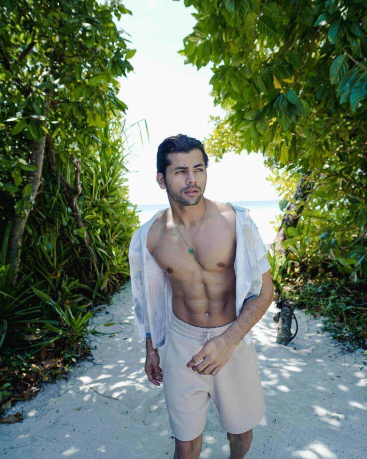 Siddharth Nigam drops latest snaps from Maldives, Jannat Zubair Rahmani says, 