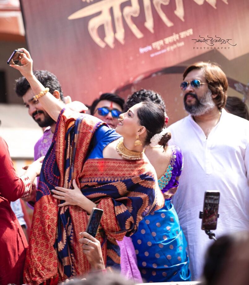 Sonalee Kulkarni Looks Drop-Dead Gorgeous In A Navy Blue And Red Saree 788613