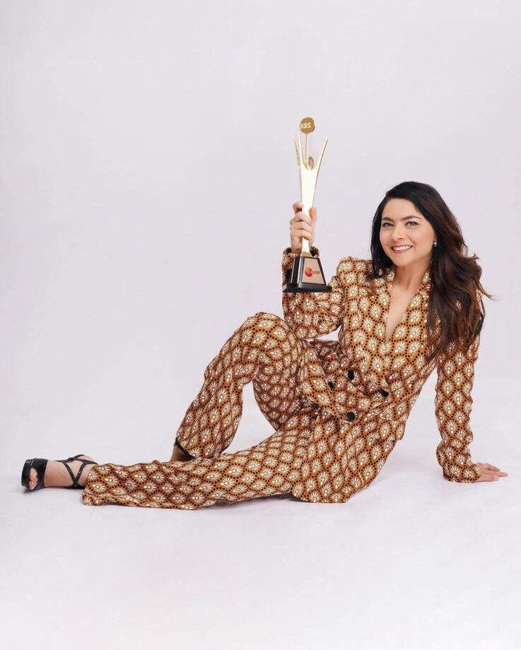 Sonalee Kulkarni Wins Natural Performance Of The Year Award, Shares A Special Thank You Post - 5