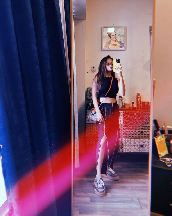 Sriti Jha and Anushka Sen's mirror selfie game is too strong 782040