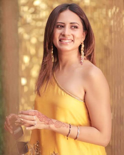 Surbhi Chandna or Sargun Mehta: Who do you think aced in one-shoulder yellow outfit? 787202