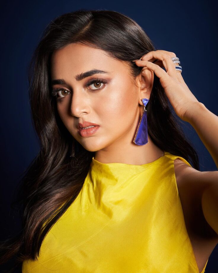 Tejasswi Prakash burns internet in yellow slit outfit to flaunt toned legs, BF Karan Kundrra likes it 790283