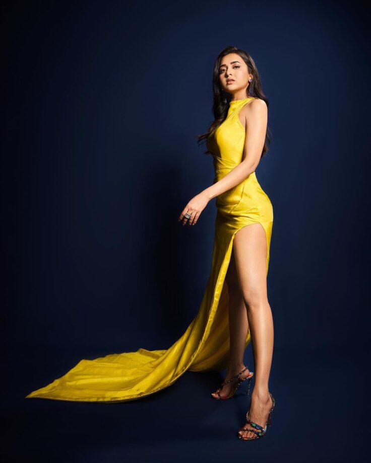 Tejasswi Prakash burns internet in yellow slit outfit to flaunt toned legs, BF Karan Kundrra likes it 790285