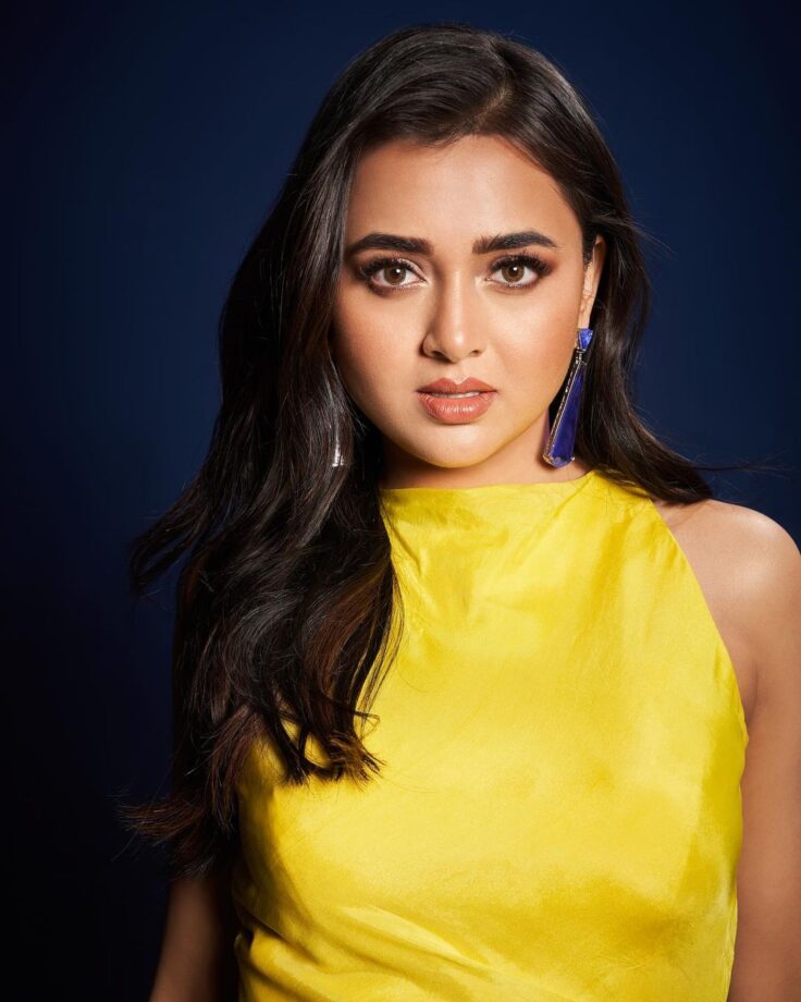 Tejasswi Prakash burns internet in yellow slit outfit to flaunt toned legs, BF Karan Kundrra likes it 790286