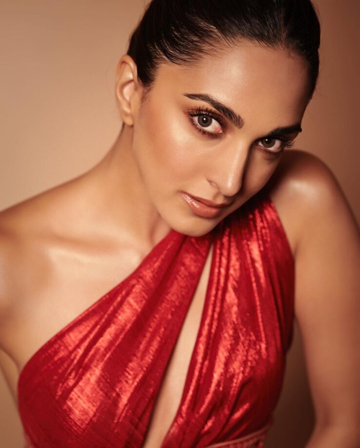 Kiara Advani sets temperature soaring in red cut-out shimmery dress, check photos - 3