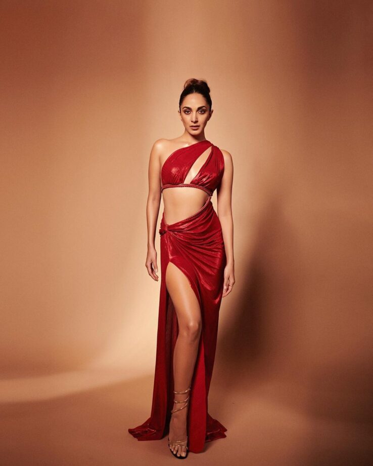 Kiara Advani sets temperature soaring in red cut-out shimmery dress, check photos - 4