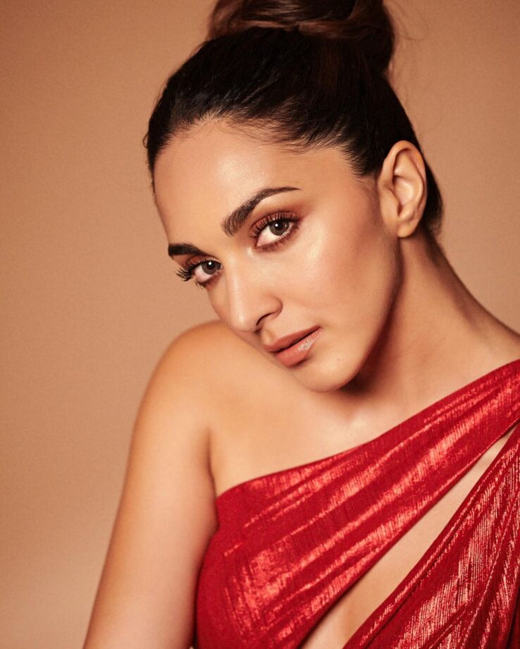 Kiara Advani sets temperature soaring in red cut-out shimmery dress, check photos - 0