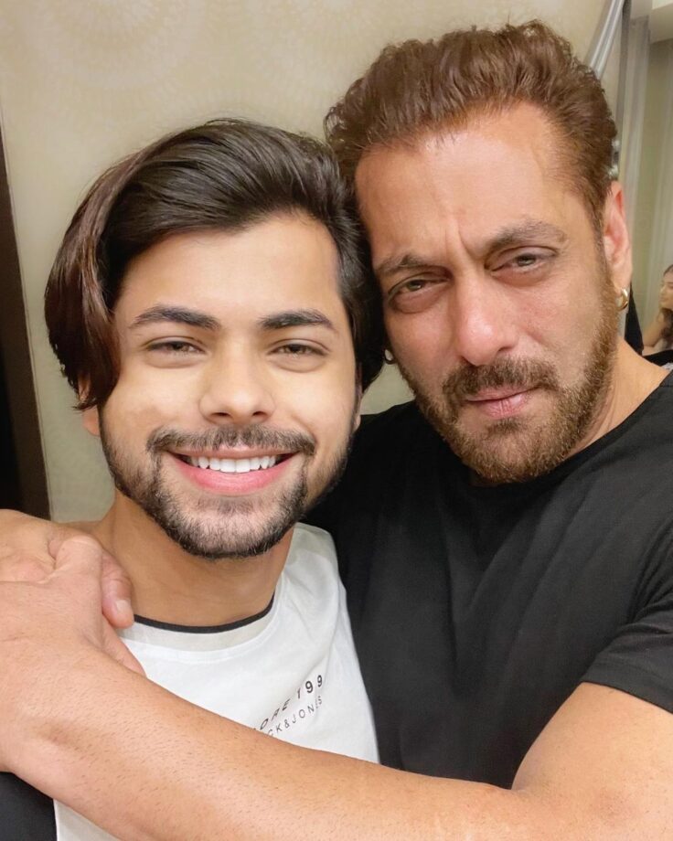 Ahead of 'Kisi Ka Bhai Kisi Ki Jaan' release, Salman Khan's epic snap with Siddharth Nigam goes viral 798149