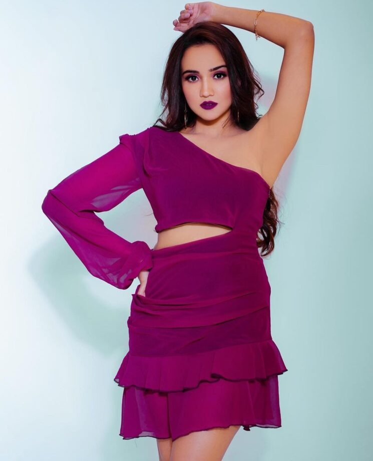 Aladdin fame Ashi Singh’s glam looks in purple ensembles 798833