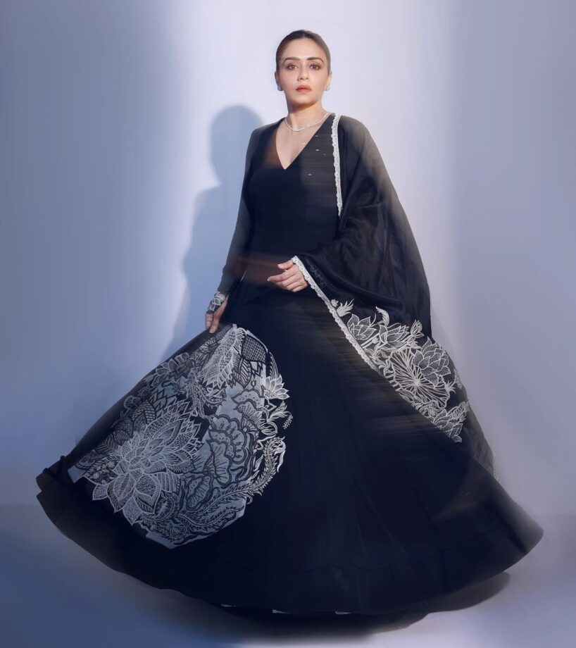 Amruta Khanvilkar Looks Breathtaking Classy In Black Anarkali Dress, See Photos - 1