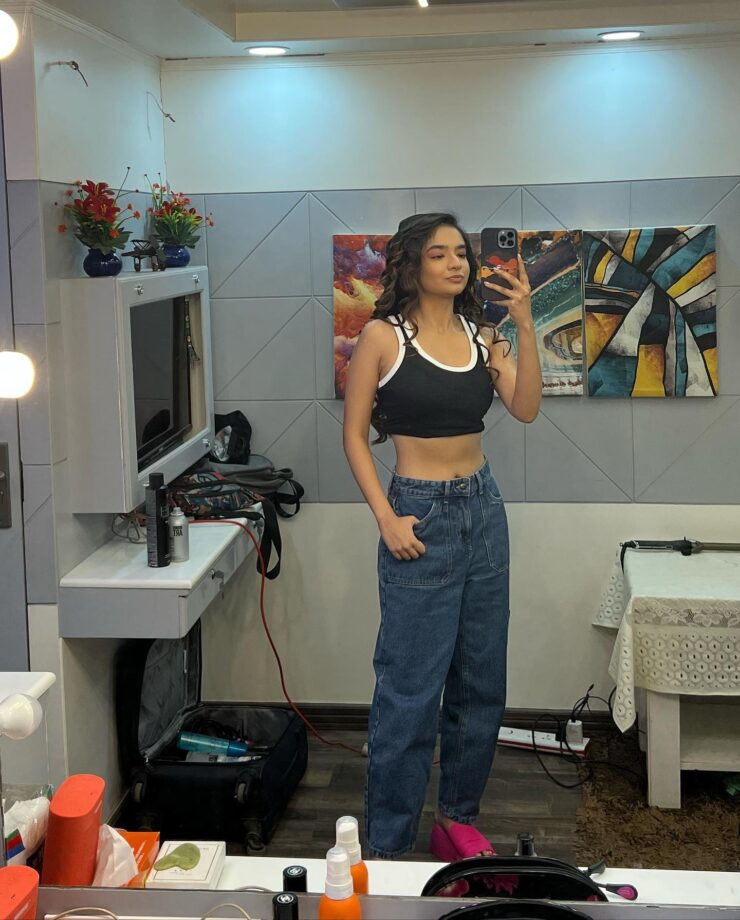 Anushka Sen flaunts curvaceous fit midriff in black bralette, Siddharth Nigam likes it 800880