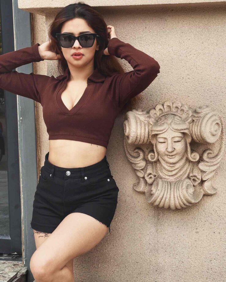 Avneet Kaur Flaunts Midriff In Shorts, Check Out Bold Looks 801213