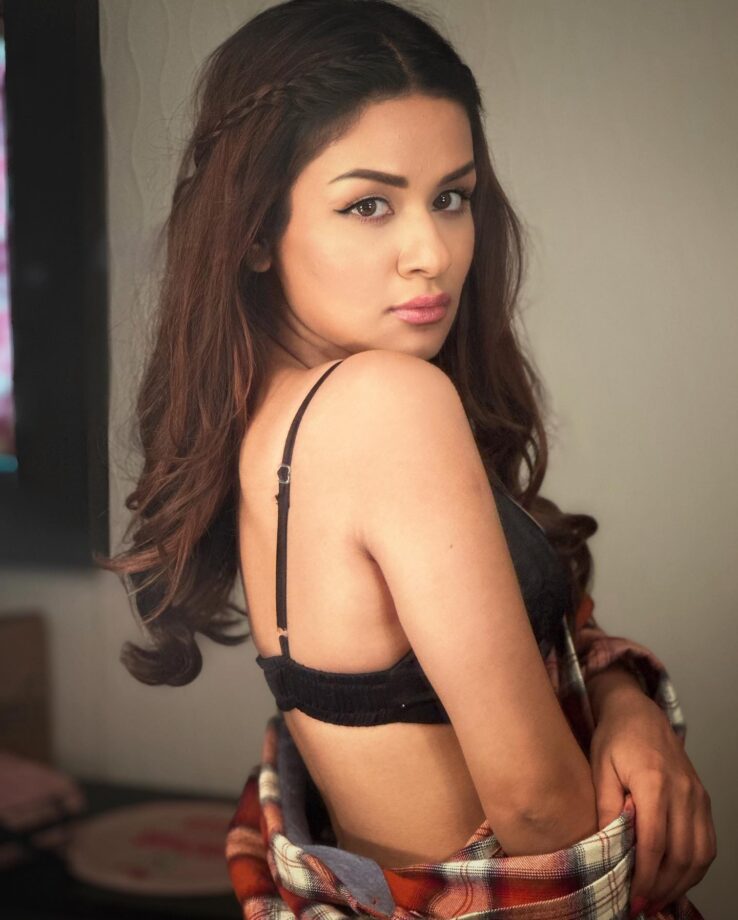 Avneet Kaur goes shirtless in latest photos, netizens say ‘sadarniyoo ka naam karab’ 802784