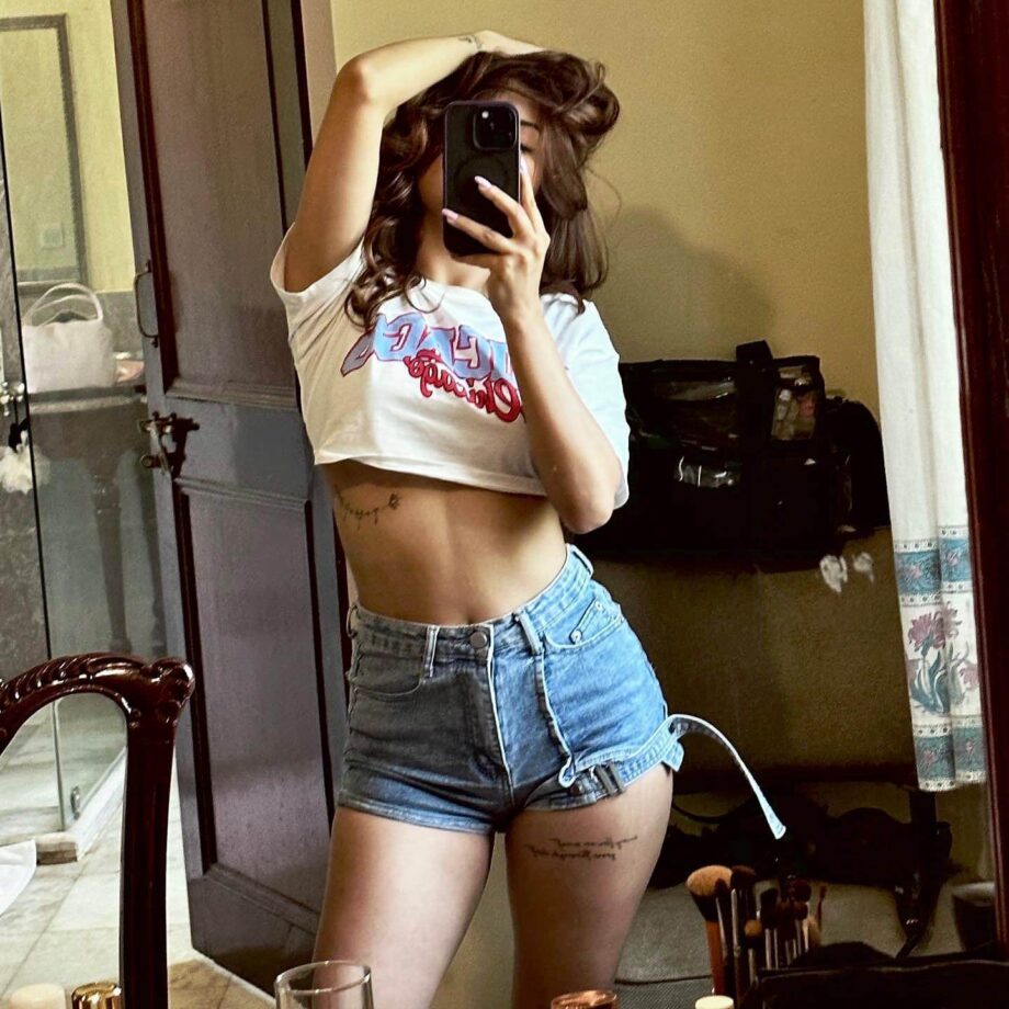 Avneet Kaur's washboard abs in denim shorts is fitness goals 795192