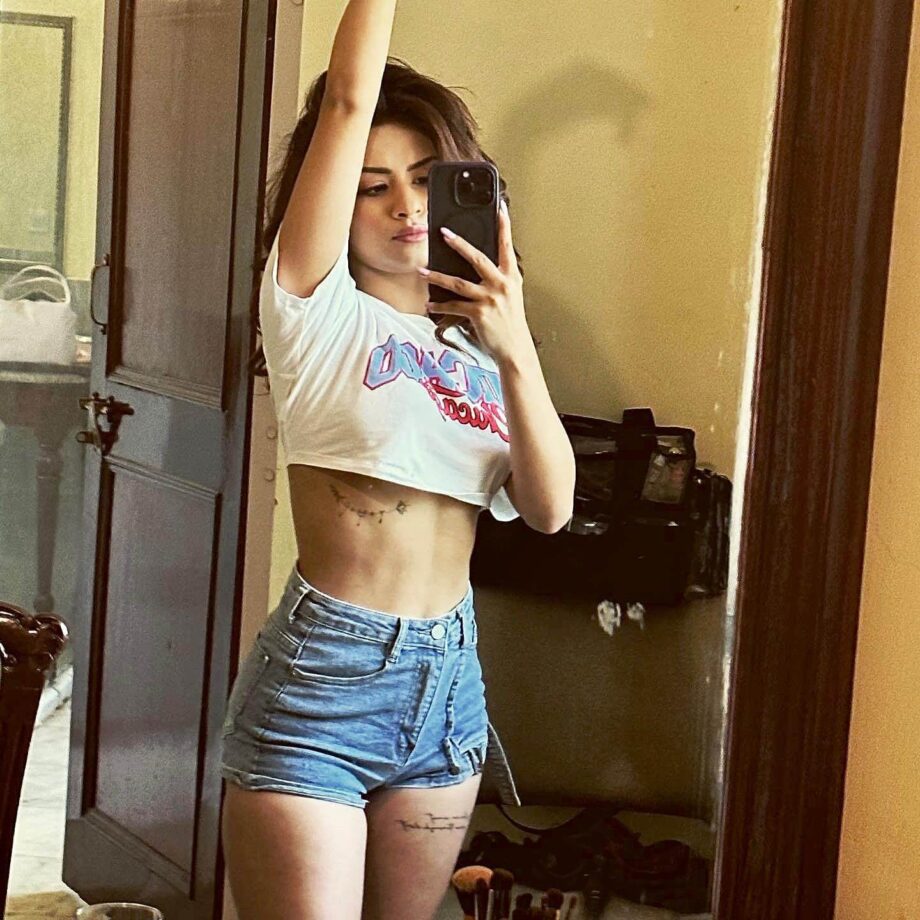 Avneet Kaur's washboard abs in denim shorts is fitness goals 795193