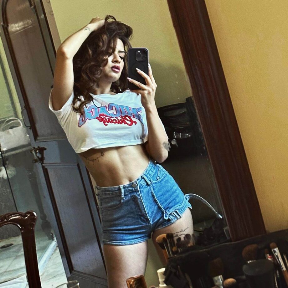 Avneet Kaur's washboard abs in denim shorts is fitness goals 795194