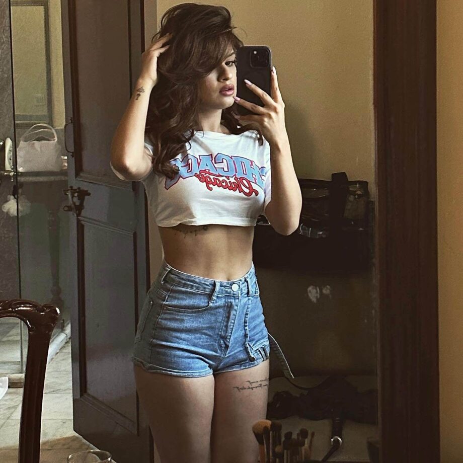 Avneet Kaur's washboard abs in denim shorts is fitness goals 795195