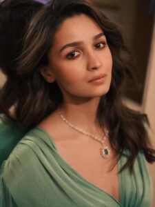 “Fashionista” Alia Bhatt’s Inspired Neckpiece