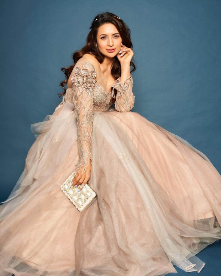 Divyanka Tripathi exudes ‘princess vibes’ in scoop-neck beige gown 795076