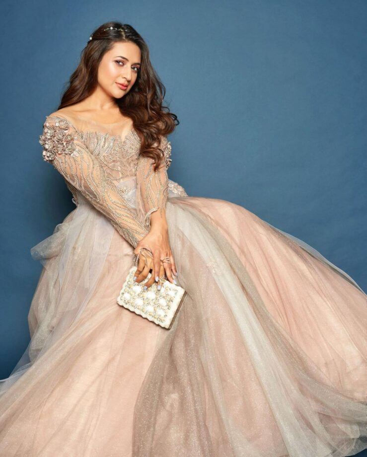 Divyanka Tripathi exudes ‘princess vibes’ in scoop-neck beige gown 795077