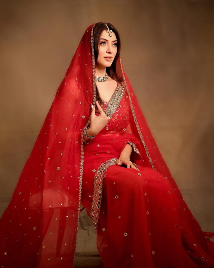 Hansika Motwani's way of styling red is to go traditional head-to-toe 800274