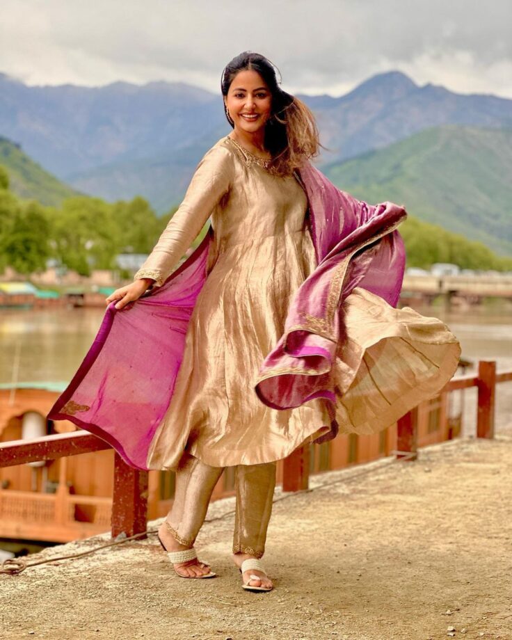 Hina Khan Turns 'Kashmir Ki Kali' In Metallic Anarkali, Celebrates Eid 800032