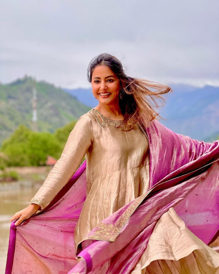 Hina Khan Turns 'Kashmir Ki Kali' In Metallic Anarkali, Celebrates Eid 800030