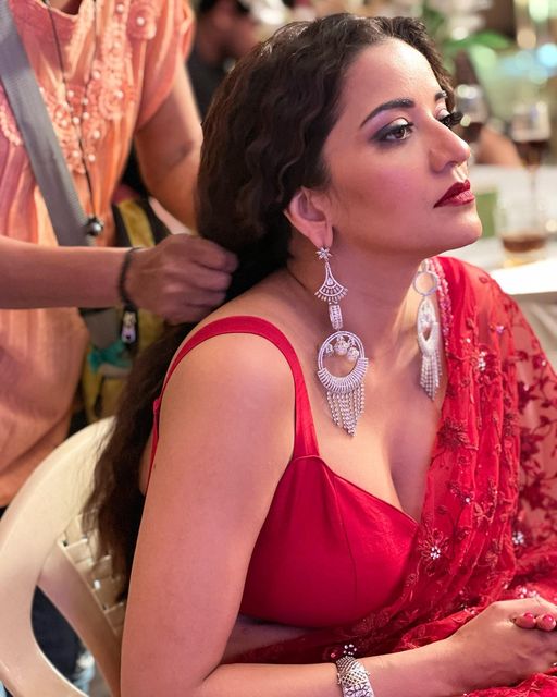 In Photos: Monalisa Is Queen Of Hearts In Red Saree 793986