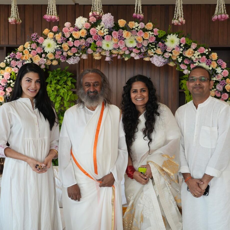 In Pics: Jacqueline Fernandez meets spiritual guru Sri Sri Ravi Shankar, looks surreal in white 794175