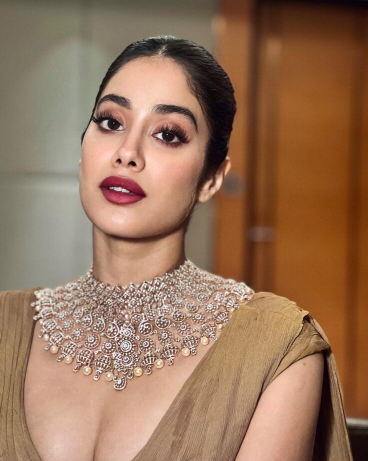 Janhvi Kapoor Looks Regal In Indo-western Saree, Rhea Kapoor Loves It 794645