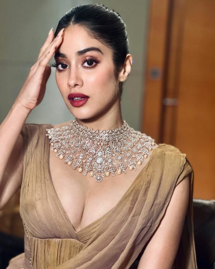 Janhvi Kapoor Looks Regal In Indo-western Saree, Rhea Kapoor Loves It 794644