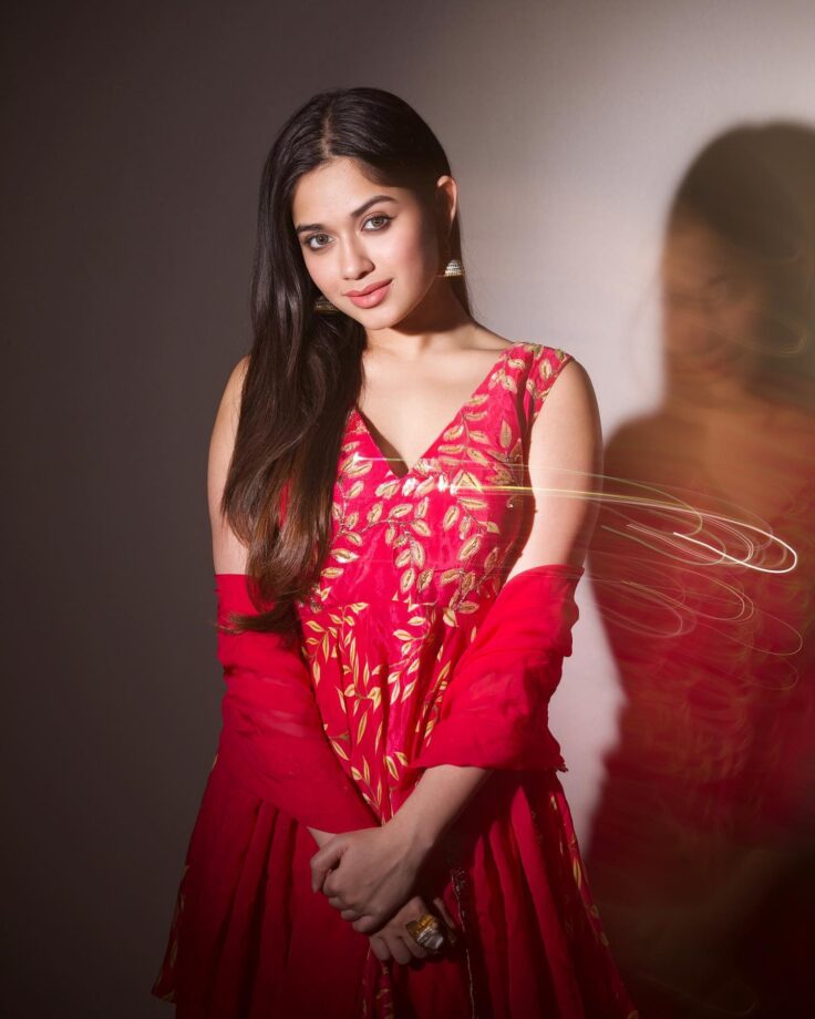 Jannat Zubair Rahmani is 'teekhi mirchi' personified in red v-neck lehenga, see pics 795246