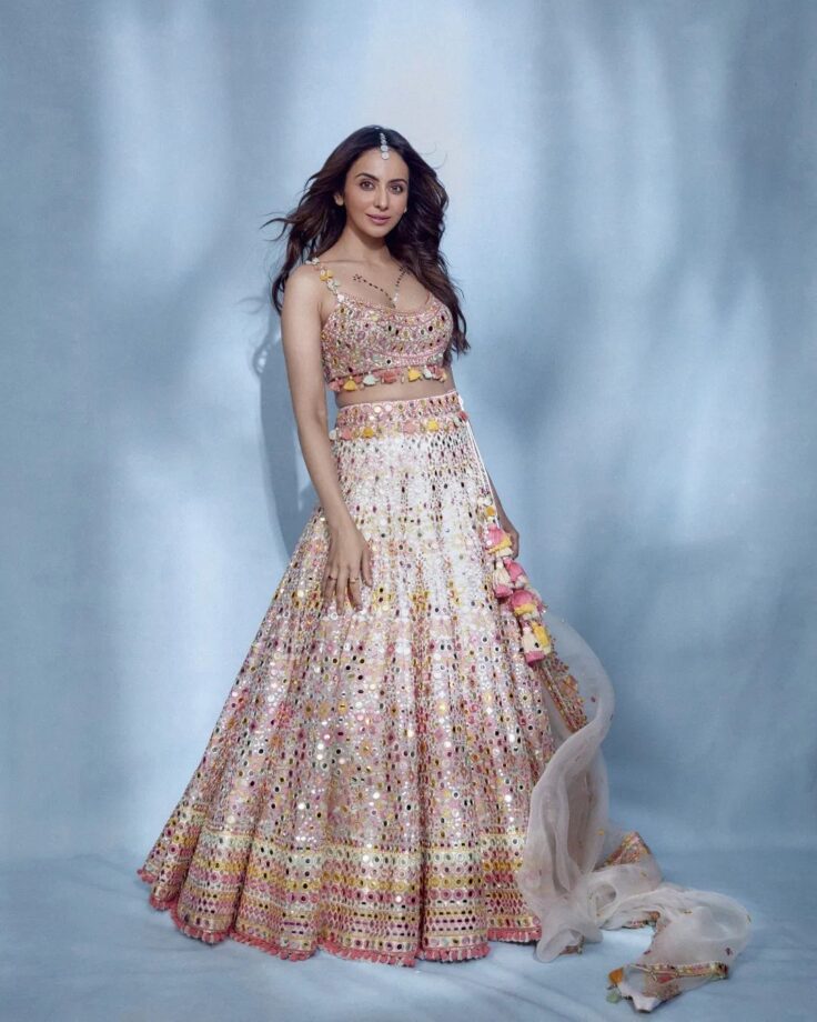 Kriti Sanon is a visual delight in smokey-eye makeup, Rakul Preet Singh looks magical in ethereal lehenga 801062