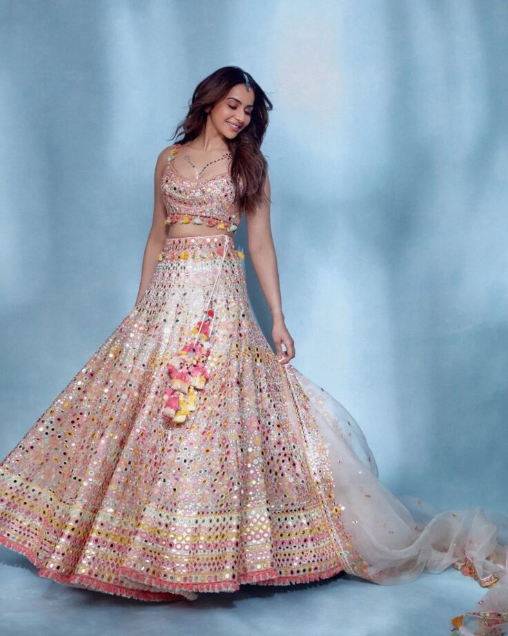 Kriti Sanon is a visual delight in smokey-eye makeup, Rakul Preet Singh looks magical in ethereal lehenga 801066