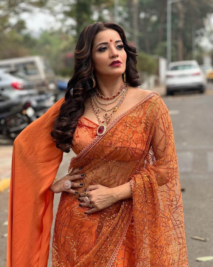 Monalisa looks resplendent in embellished orange saree, fans can’t stop crushing 802184